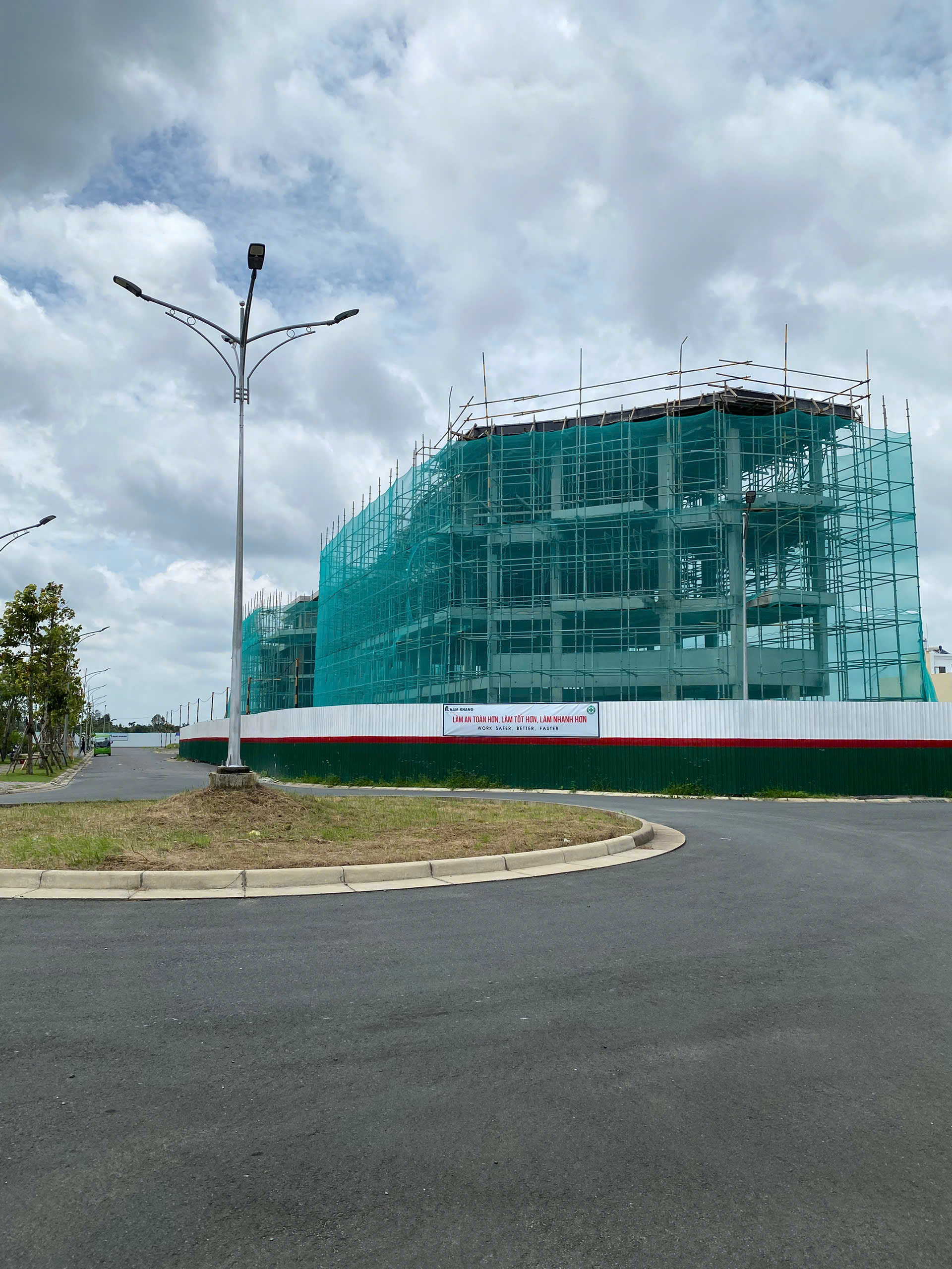 Shophouse mặt tiền cảnh quan Nam Long 2 đang xây dựng