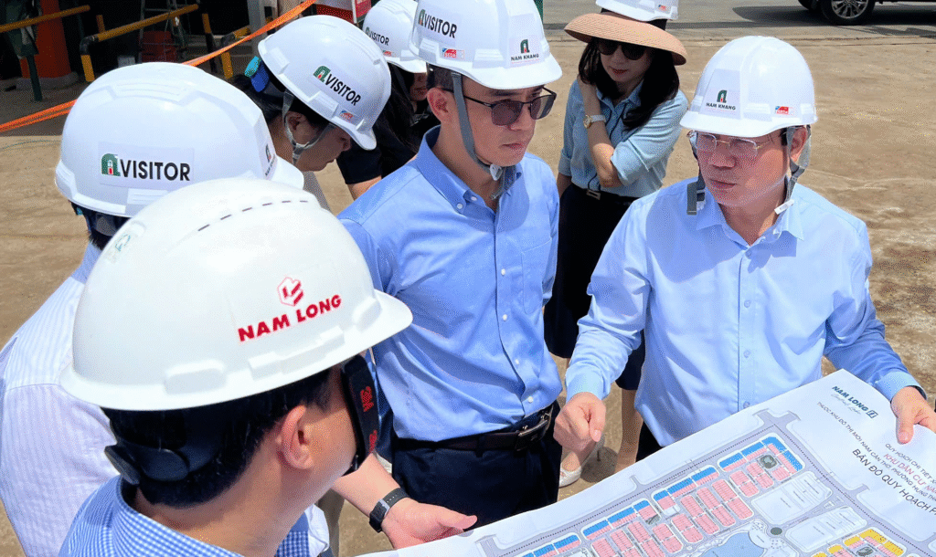 Trước đó, đoàn công tác Bộ Xây dựng do Nguyễn Văn Sinh dẫn đầu đã trực tiếp kiểm tra tiến độ khu nhà ở xã hội Nam Long II.