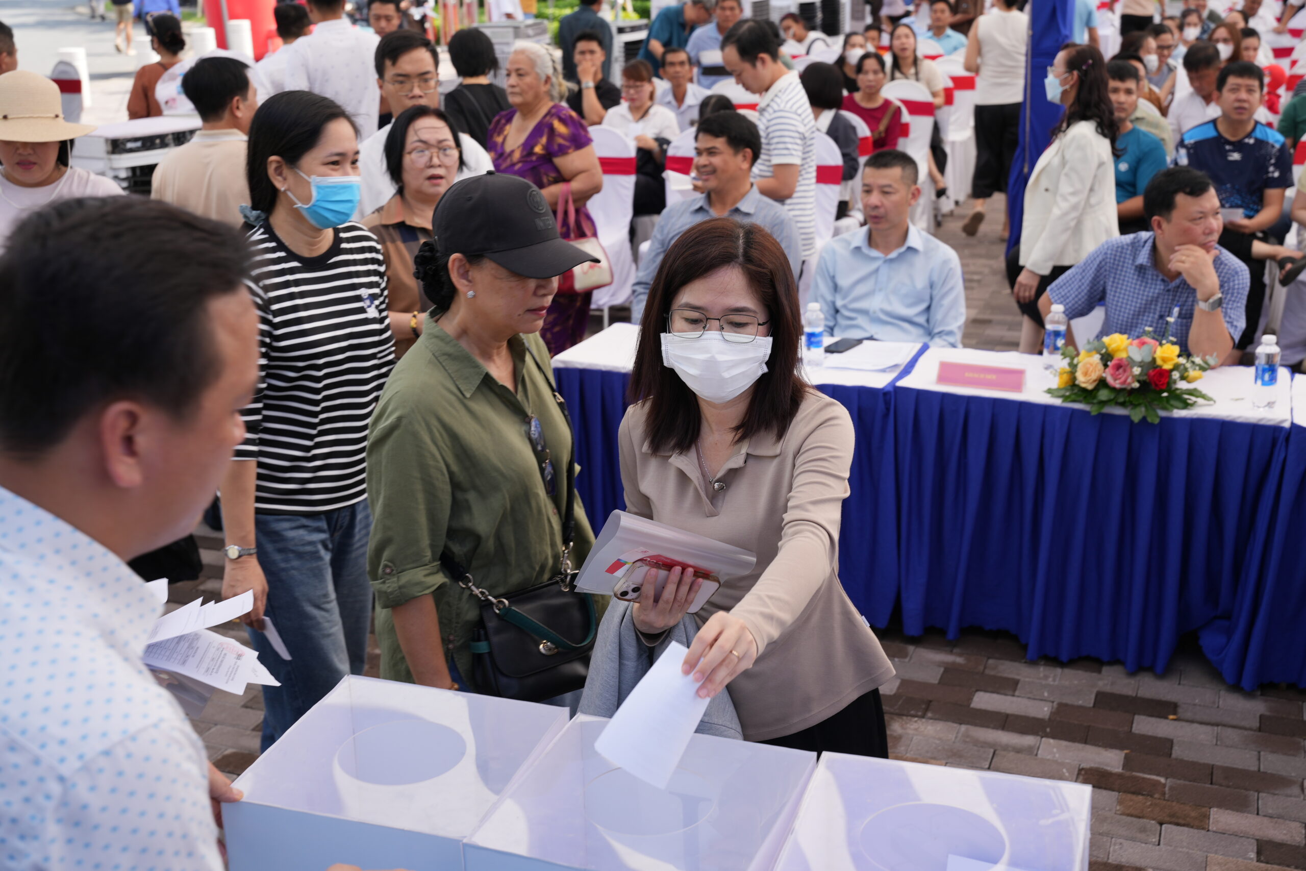 Cư dân Nam Long 2 bỏ phiếu tại khu vực bầu cử