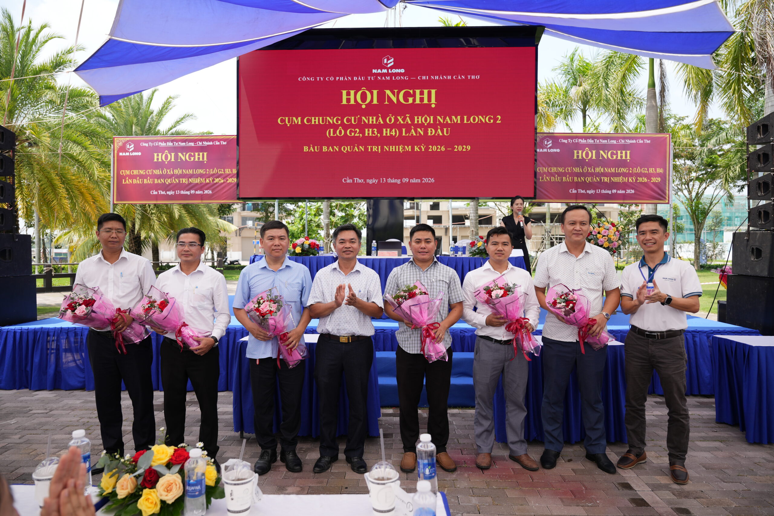 Trao hoa chúc mừng thành viên Ban Quản trị Nam Long 2